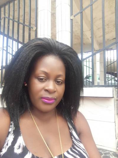 Marie-Laure 41 Jahre Yaoundé Kamerun