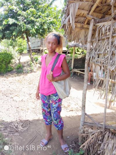 Clarisse 27 Jahre Vohemar  Madagaskar