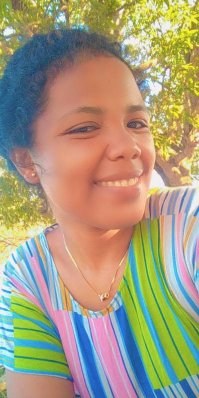 Agathe 26 Jahre Vohemar Madagaskar