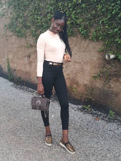 Lauraine 25 ans Yaounde 4 Cameroun