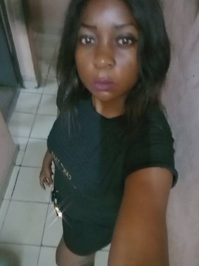 Robertine 37 Jahre Douala  Kamerun