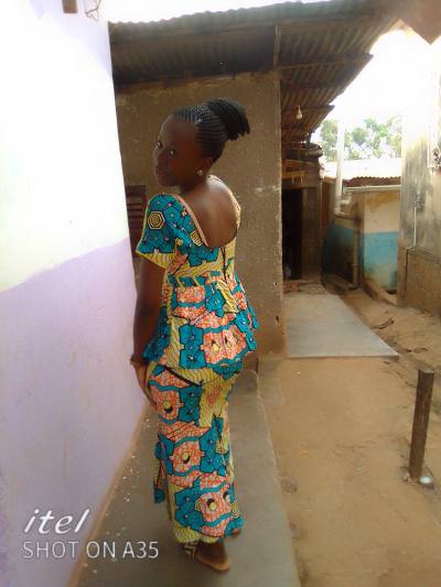Elise 27 ans Yaoundé Cameroun