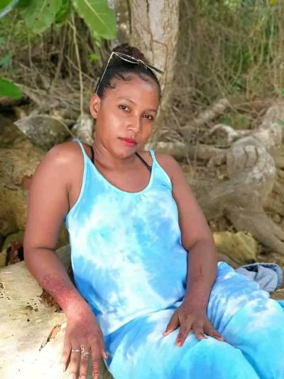 Véronique 28 years Ambanja Madagascar