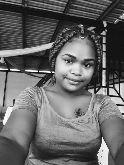 Jhasmina 26 ans Tamatave Madagascar