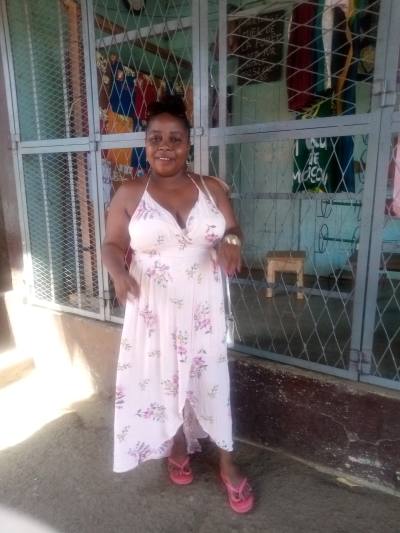 Annia 37 ans Nosy Be Hellville Madagascar