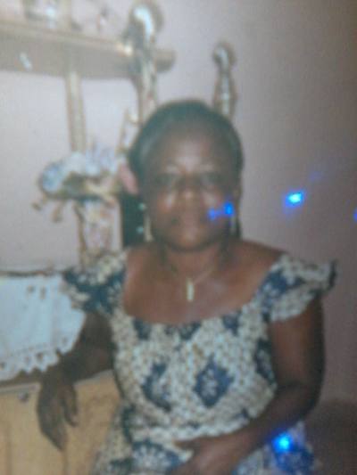 Suzanne 64 Jahre Abidjan Elfenbeinküste