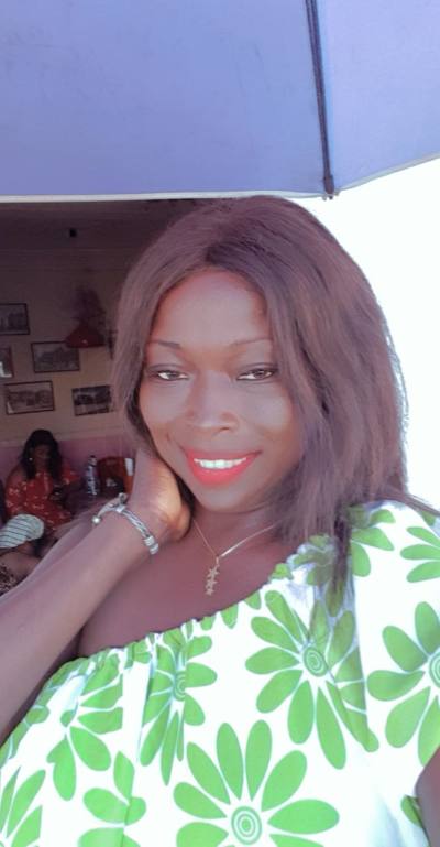 Ladona 42 ans Yaoundé Cameroun