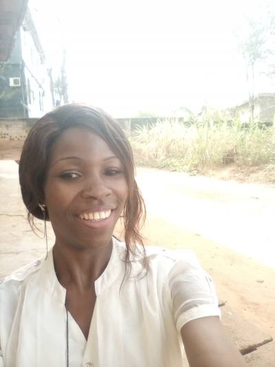 Pauline 33 Jahre Yaoundé Kamerun