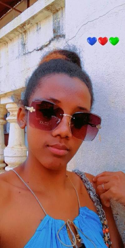 Monica 29 ans Antananarivo Madagascar