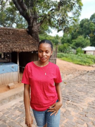 Zoela 24 Jahre Antananarivo  Madagaskar