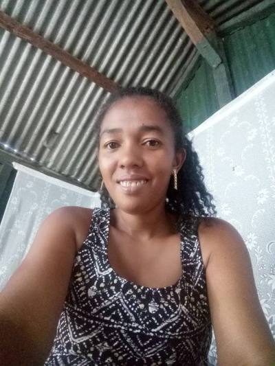 Dedelle 29 ans Sambava Madagascar