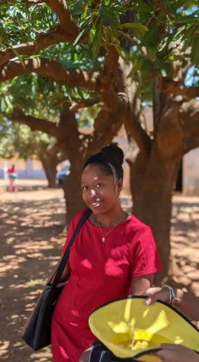 Eliette 21 ans Antsiranana Madagascar
