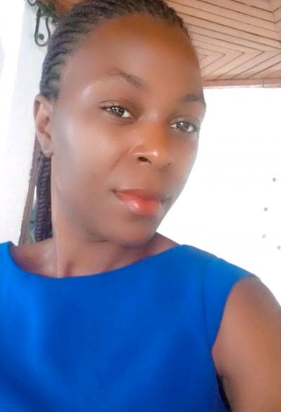 Lynda 32 Jahre Yaoundé  Kamerun