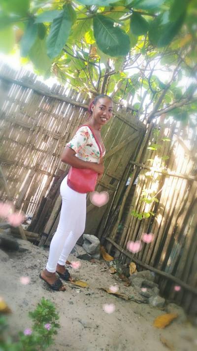 Mileinne 23 Jahre Toamasina Madagaskar