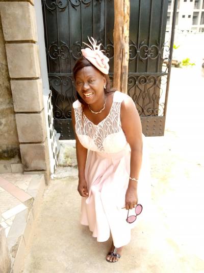 Marcelle 28 Jahre Douala Kamerun