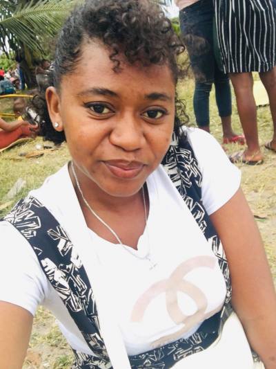 Annicka 27 ans Sambava Madagascar