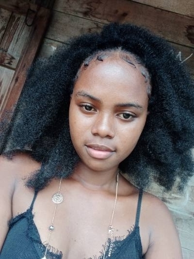 Marie 20 ans Antalaha  Madagascar