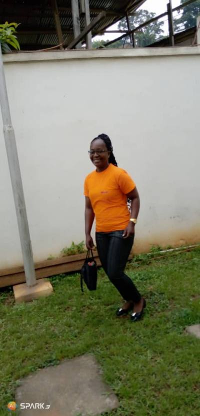 Julienne 39 Jahre Yaoundé Kamerun