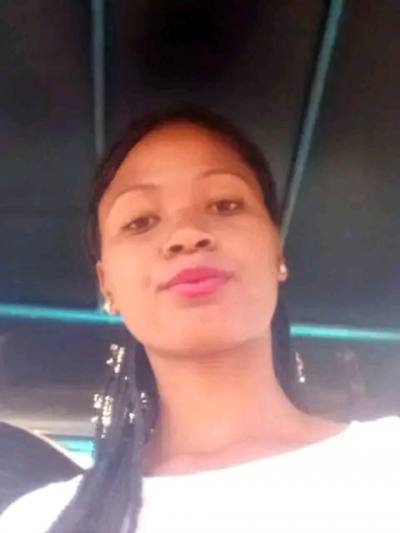Elissa 29 Jahre Majunga Madagaskar