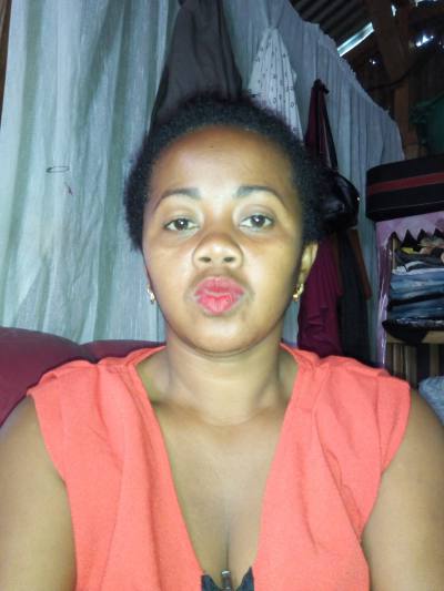 Luciana 33 Jahre Sambava Madagaskar