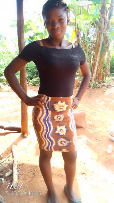 Marina 20 ans Yaounde Cameroun