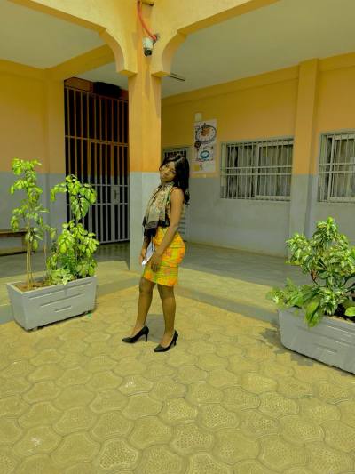 Gertrude 19 ans Yaoundé Cameroun