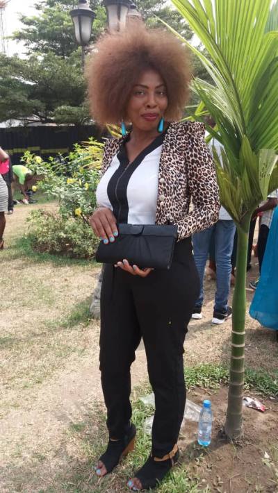 Carole 37 Jahre Douala Kamerun