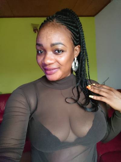 Marie  25 ans Yaoundé Cameroun