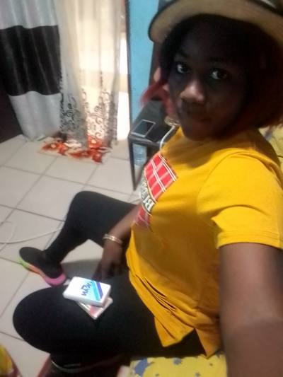 Naomi 24 ans Douala Cameroun