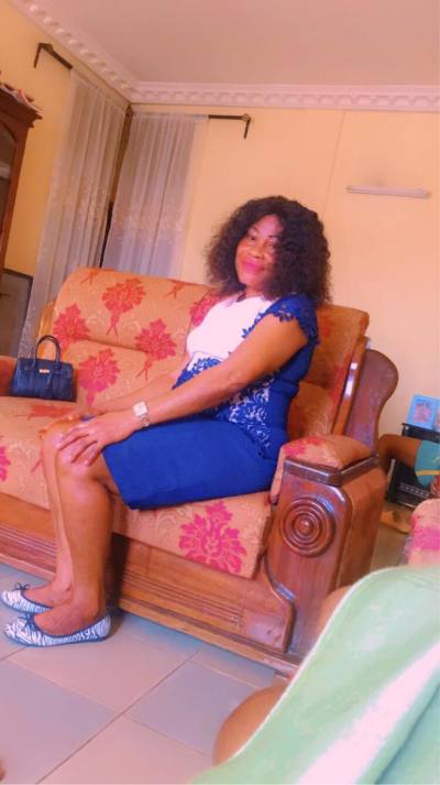 Suzanne 64 Jahre Yaounde Kamerun