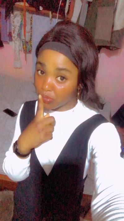 Manuela 25 ans Yaoundé  Cameroun