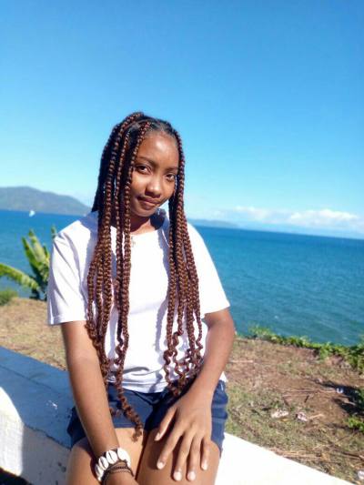 Samira 21 ans Nosy Be Madagascar