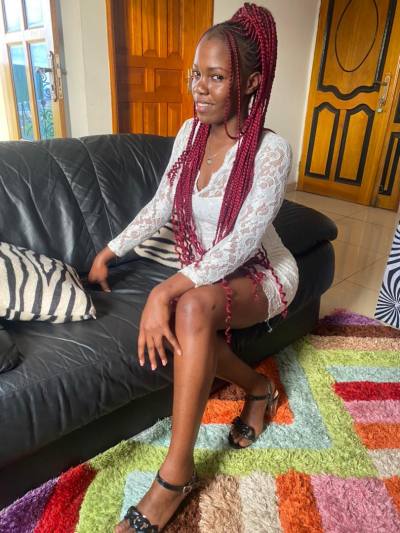 Angele 25 ans Yaoundé  Cameroun