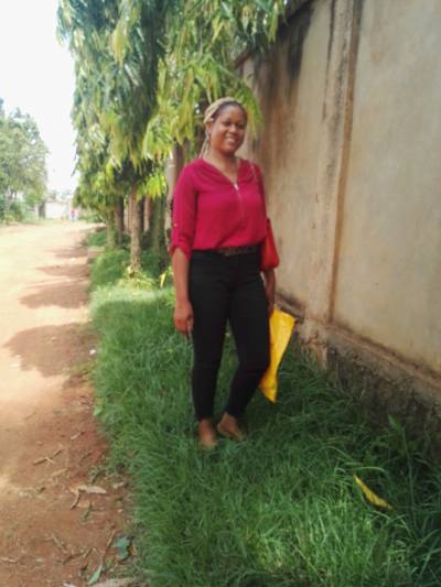 Marie 23 Jahre Yaoundé Iv Kamerun