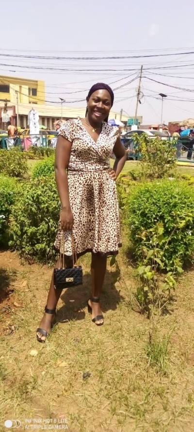 Rosine 29 ans Yaoundé 3 Cameroun