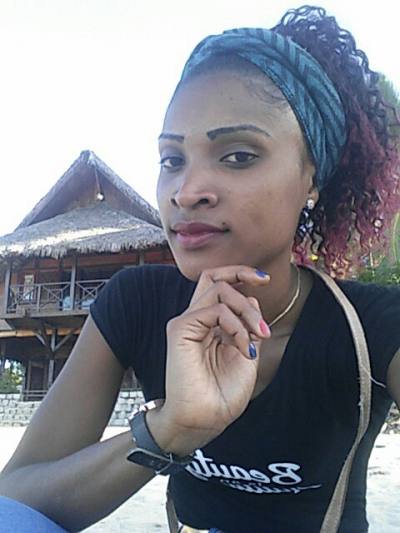 Charlezia 25 ans Nosy-be Hell-ville Madagascar