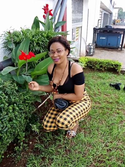 Carine 32 Jahre Yaounde Cameroun