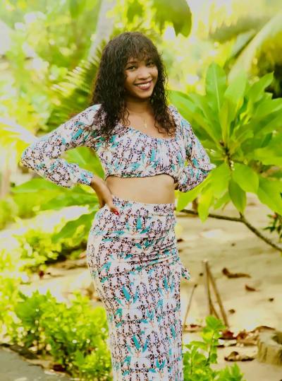 Yrina 26 Jahre Antananarivo Madagaskar