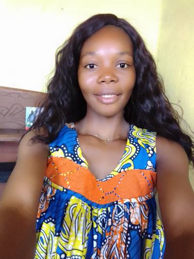 Luna 28 ans Yaoundé Cameroun