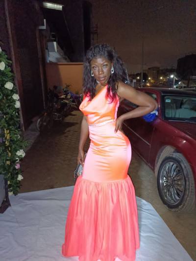 Cecile 28 Jahre Yaoundé  Kamerun