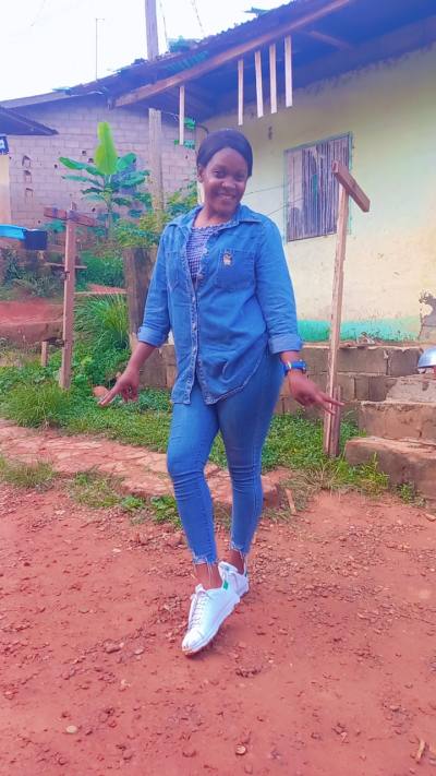 Sandra 23 ans Yaoundé  Cameroun