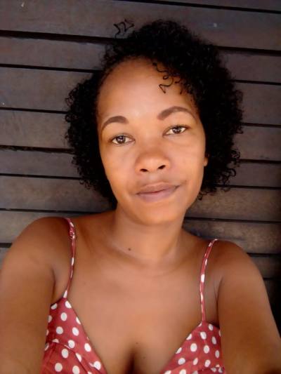 Sarah 36 ans Sava  Madagascar