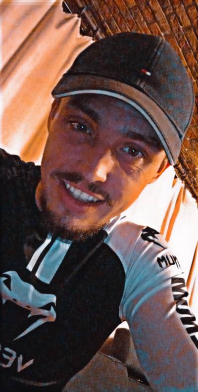 Brad 28 ans La Louvière Belgique