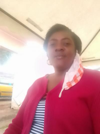 Lili 51 ans Yaoundé Cameroun