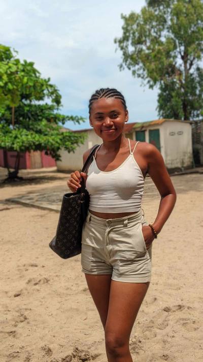 Sara 23 ans Majunga  Madagascar