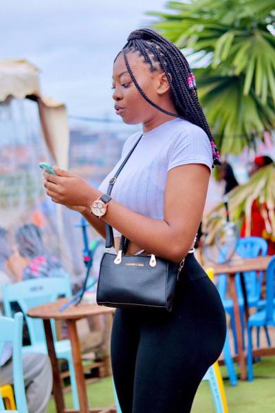 Audrey 19 ans Yaounde Cameroun