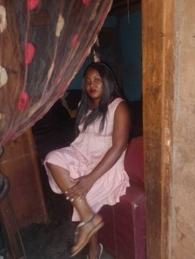Lucie 29 Jahre Tretiène Kamerun