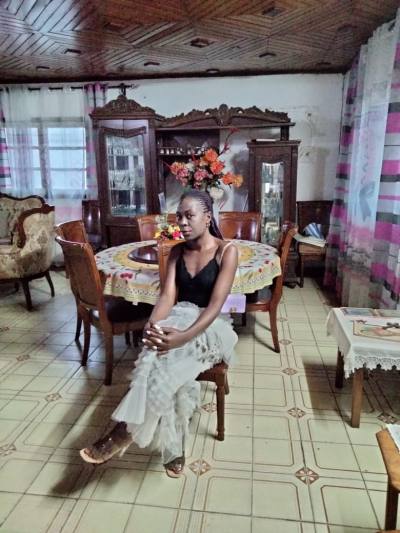 Lynda 32 Jahre Yaoundé  Kamerun