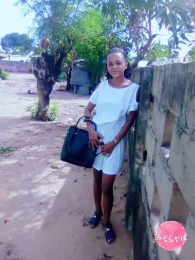 Sylvie 24 Jahre Sambava Madagaskar