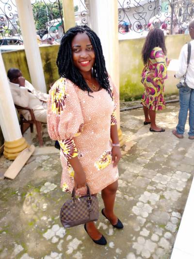 Nadine 39 Jahre Douala Kamerun